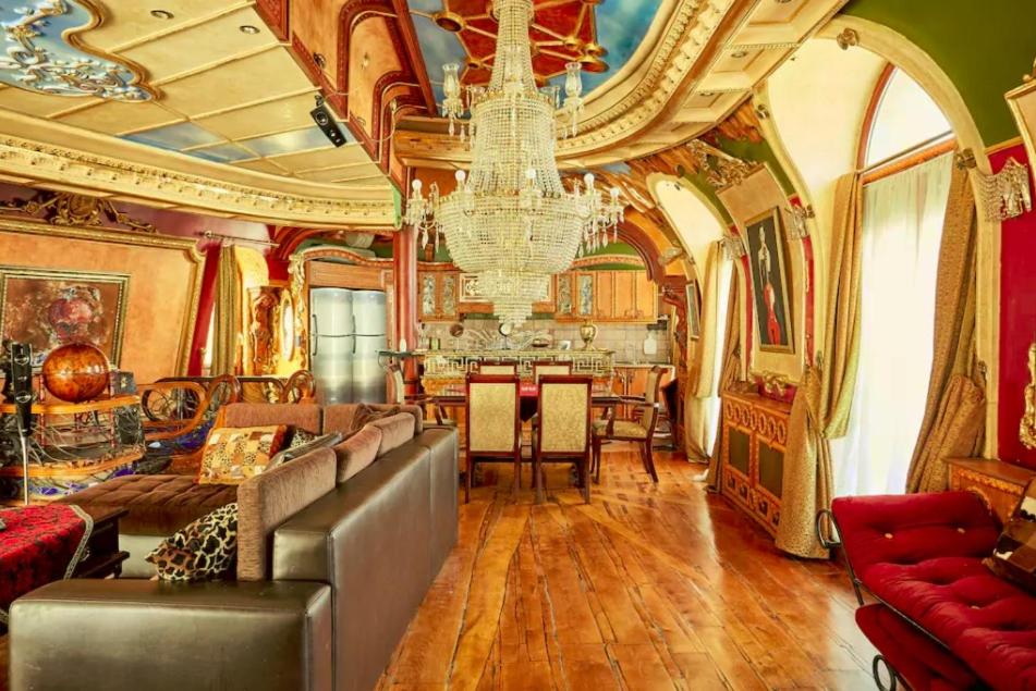 uma sala de estar com um lustre e uma sala de jantar em Dali Apartments em Skopje