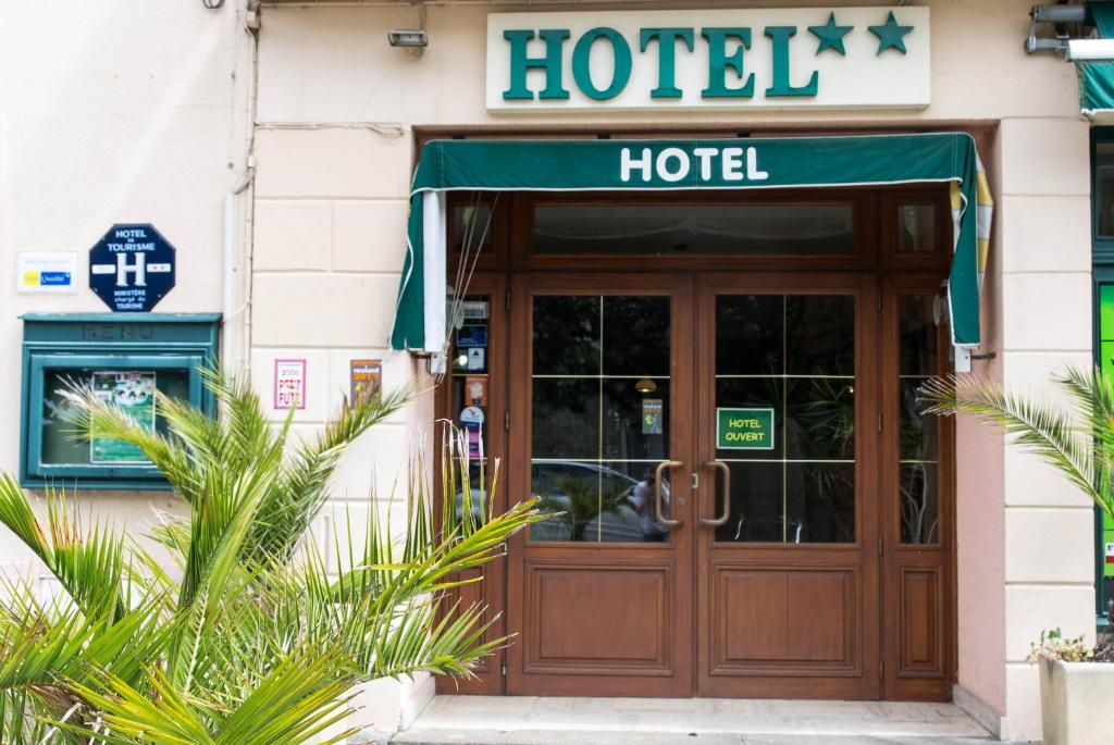 una puerta principal del hotel con un letrero sobre la puerta en Hotel de la Gare, en Dol-de-Bretagne