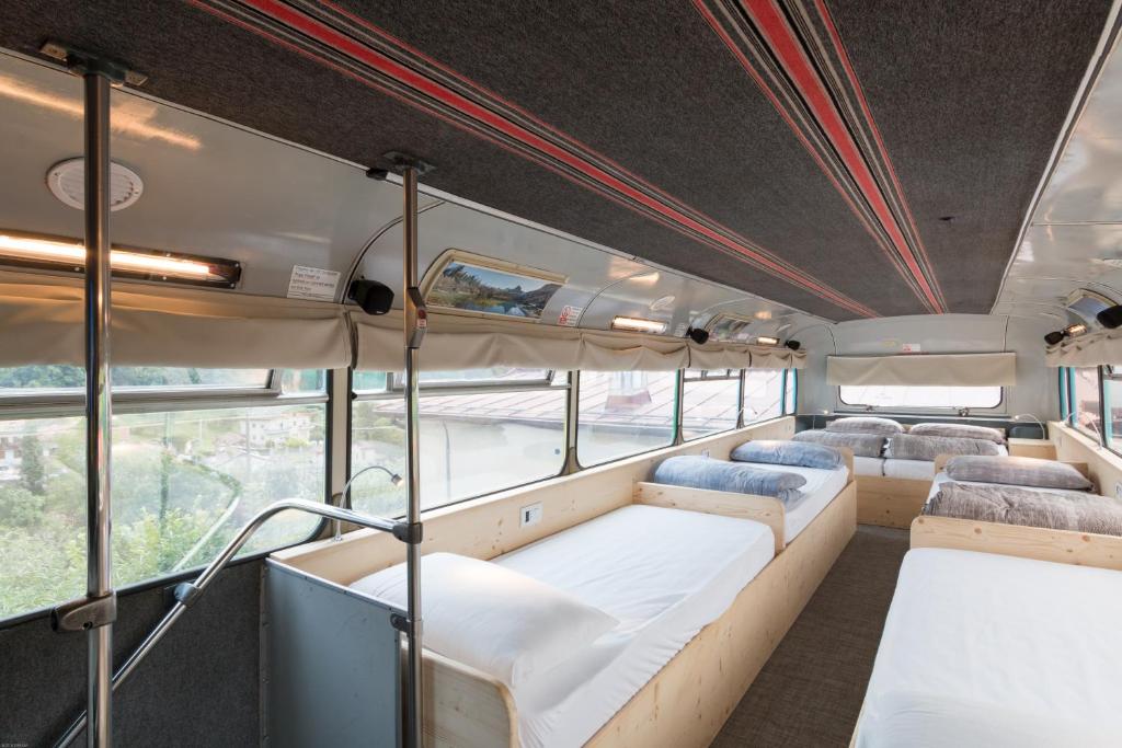 ベッルーノにあるBed In Busのバスの真ん中に数台のベッドが