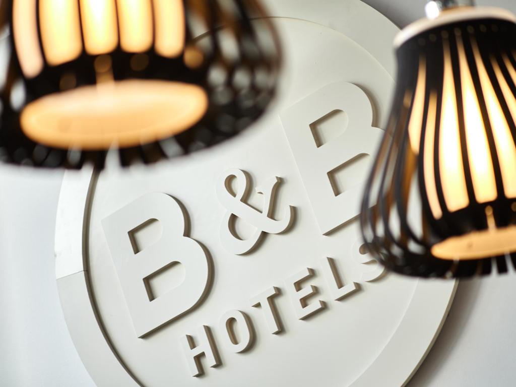 dos luces en un plato con las palabras motos de carreras en B&B HOTEL Valenciennes, en Marly