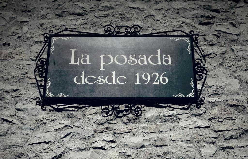 una señal que dice la posada decedela en La Posada en Cantavieja