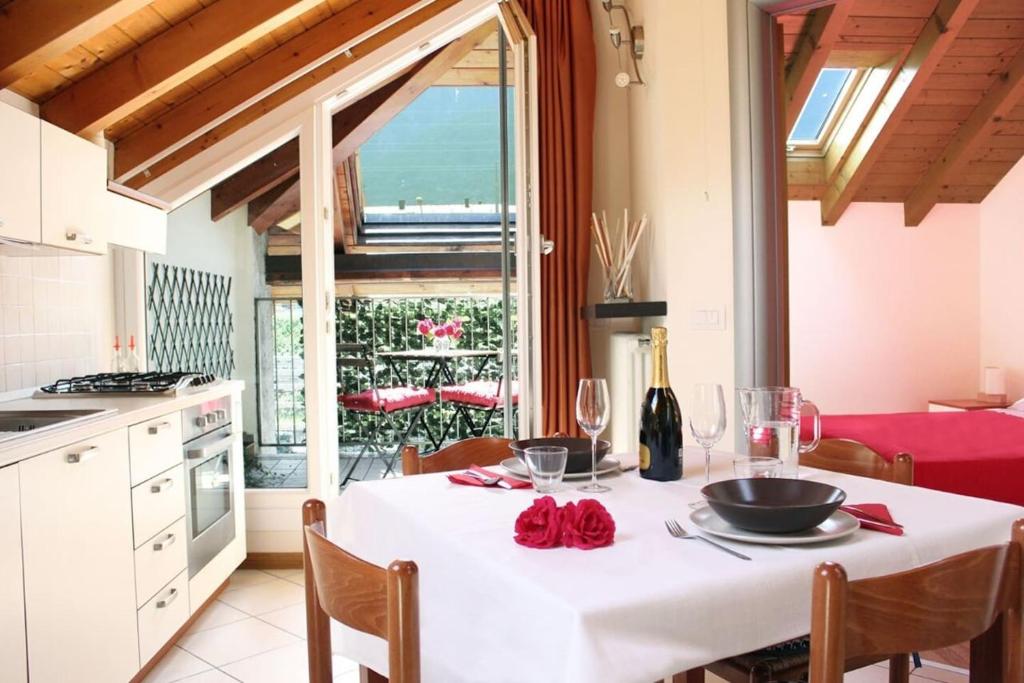 コーリコにある"Il Cortile" Apartmentのキッチン(白いテーブル、赤いバラ付)