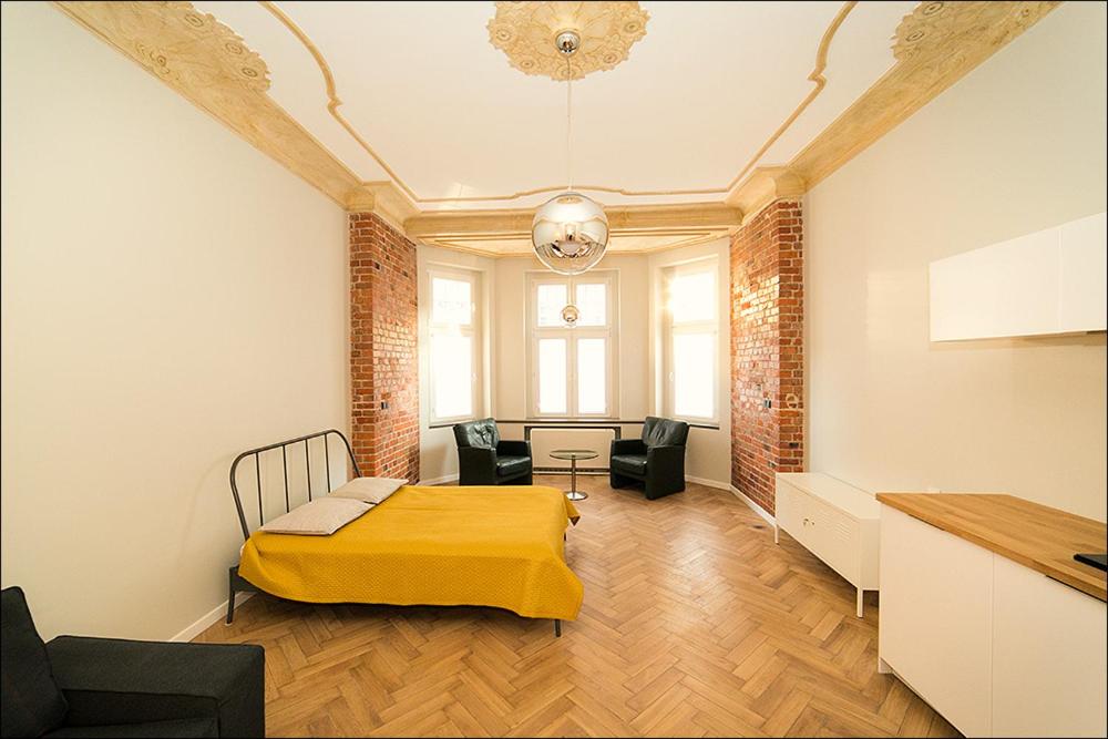 una camera con letto giallo di Terra Studio Rejtana a Breslavia
