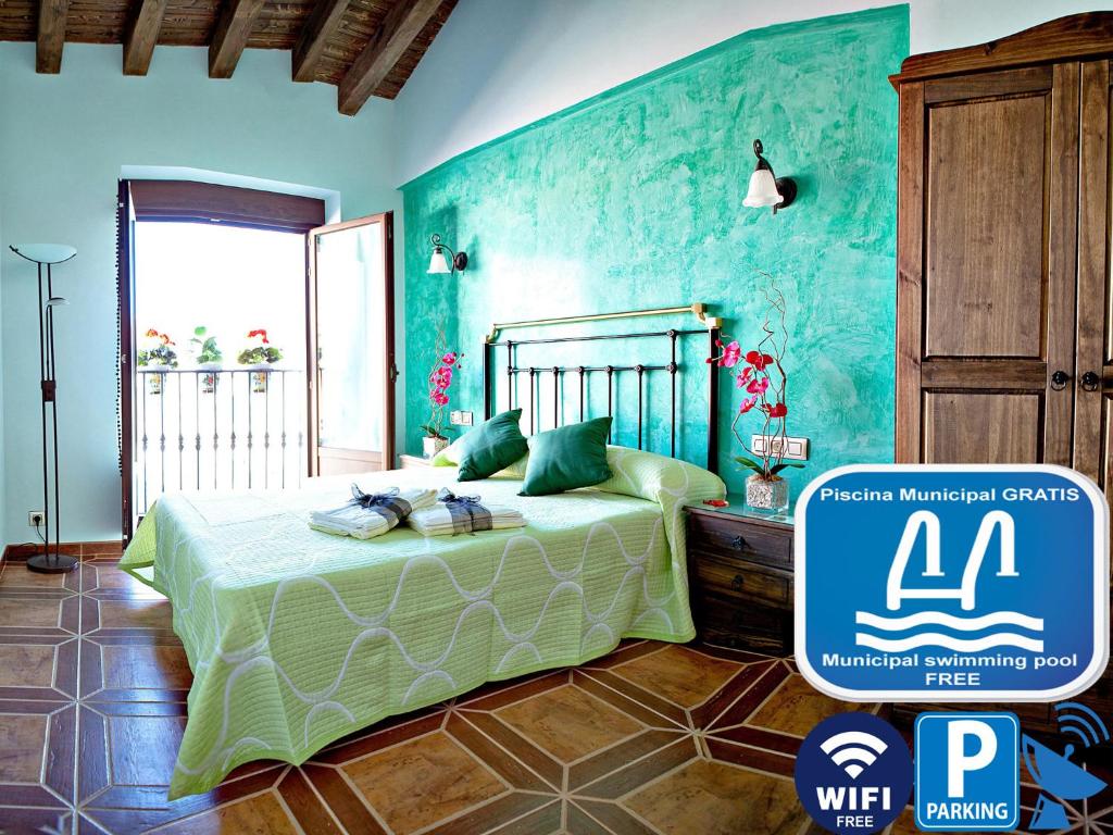 1 dormitorio con 1 cama con pared verde en Casa Rural Antonio en Vitigudino