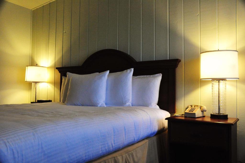 Postel nebo postele na pokoji v ubytování Anacortes Ship Harbor Inn