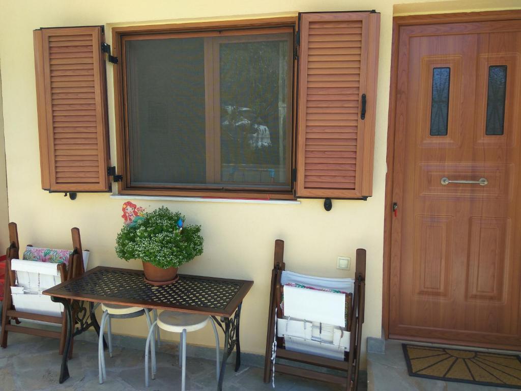 stół z rośliną obok drzwi w obiekcie Ioannis Stagkonis Apartment w mieście Ajos Nikolaos