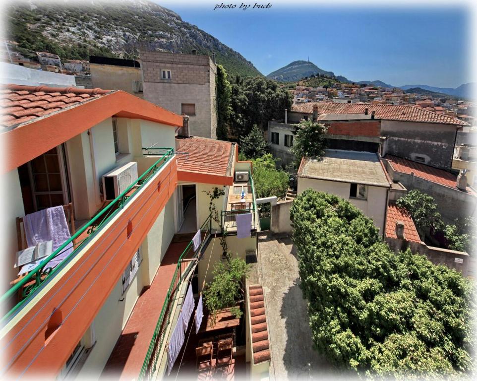 una vista aérea de una ciudad con edificios y árboles en B&B Sardinia Room Siscaledda, en Dorgali