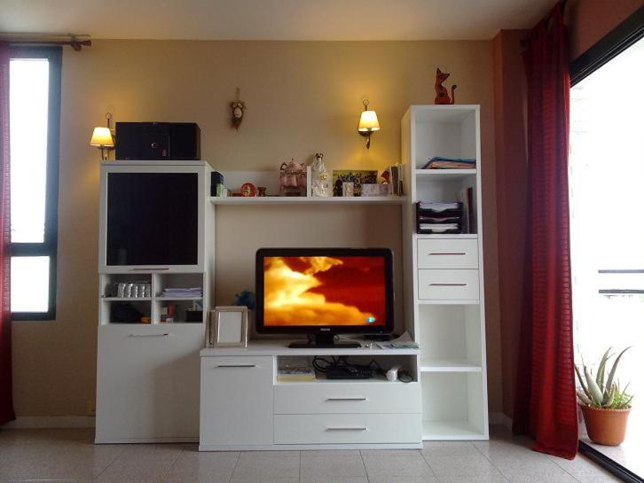 A television and/or entertainment centre at Ático Louis Braille
