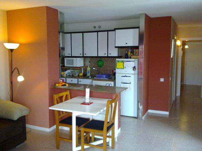 A kitchen or kitchenette at Ático Louis Braille