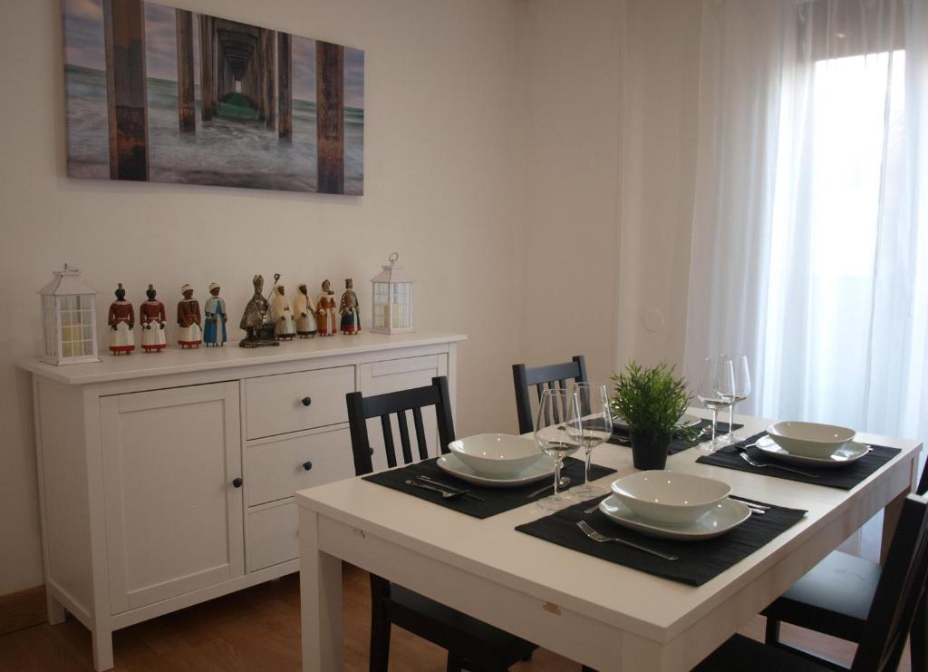 comedor con mesa con sillas y comedor en Apartamento Tu Sitio, en Pamplona