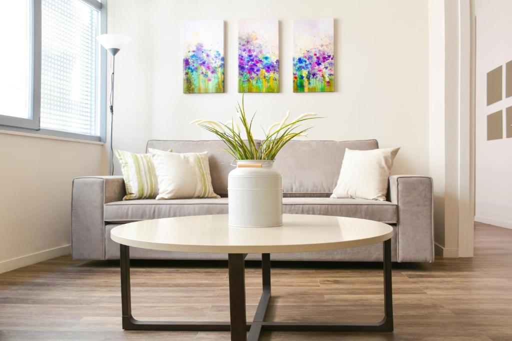 uma sala de estar com um sofá e uma mesa em Athens Connection Apartments em Atenas
