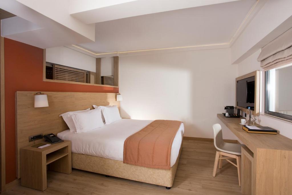 Postel nebo postele na pokoji v ubytování Golden Age Athens Hotel
