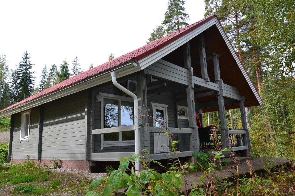 une petite cabine avec un toit rouge dans l'établissement Valteri, à Enonkoski