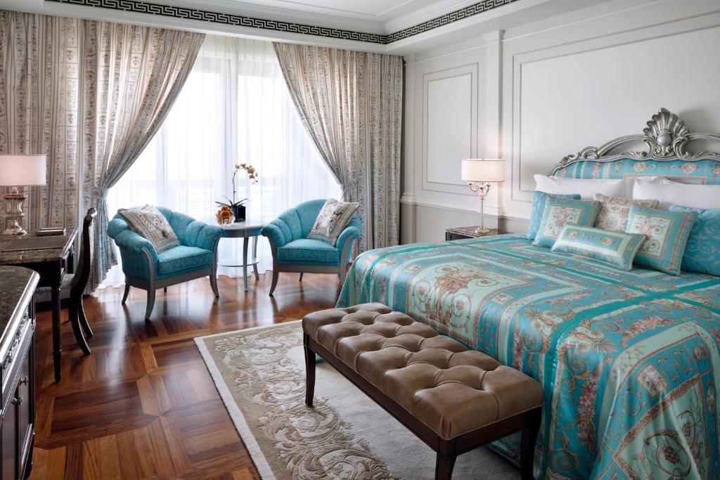 Postel nebo postele na pokoji v ubytování Palazzo Versace Dubai
