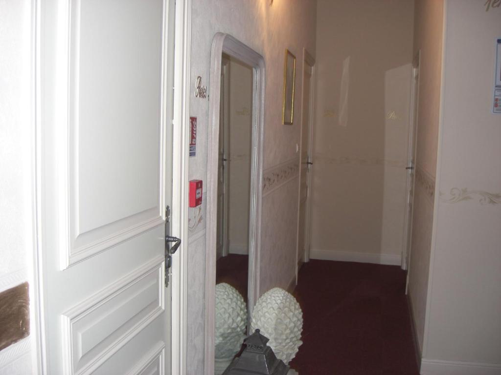 a hallway with a door open to a hallway with a room at La Marjolaine in Juan-les-Pins