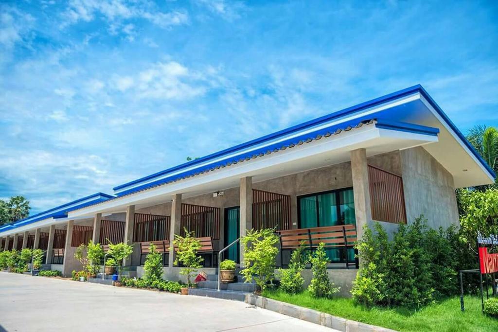 een gebouw met een blauw dak bij Nam Sai Loft Resort in Chao Lao Beach