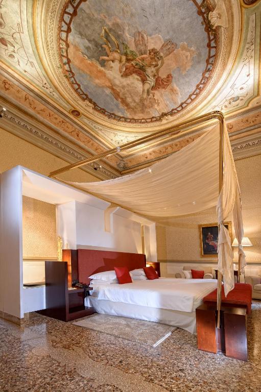 Postel nebo postele na pokoji v ubytování Ruzzini Palace Hotel