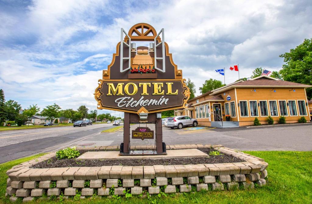um sinal para um motel em frente a um edifício em Motel et Camping Etchemin em Lévis