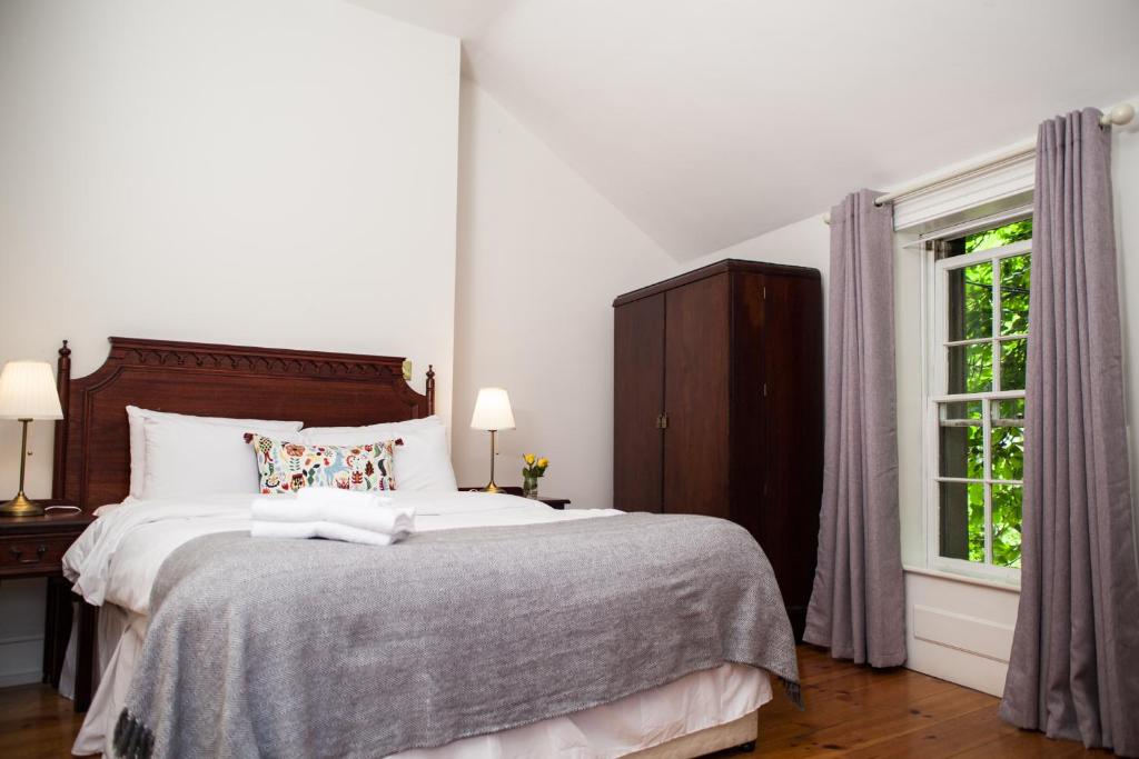 Postel nebo postele na pokoji v ubytování The Historical Harcourt Suites