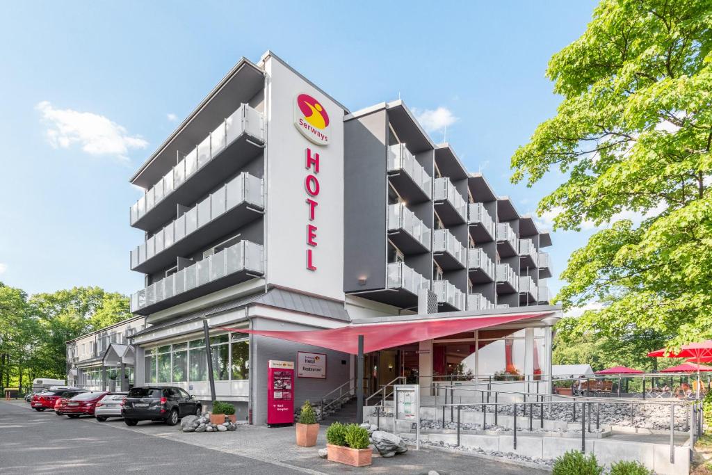 eine Darstellung der Vorderseite eines Hotels in der Unterkunft Serways Hotel Remscheid in Remscheid