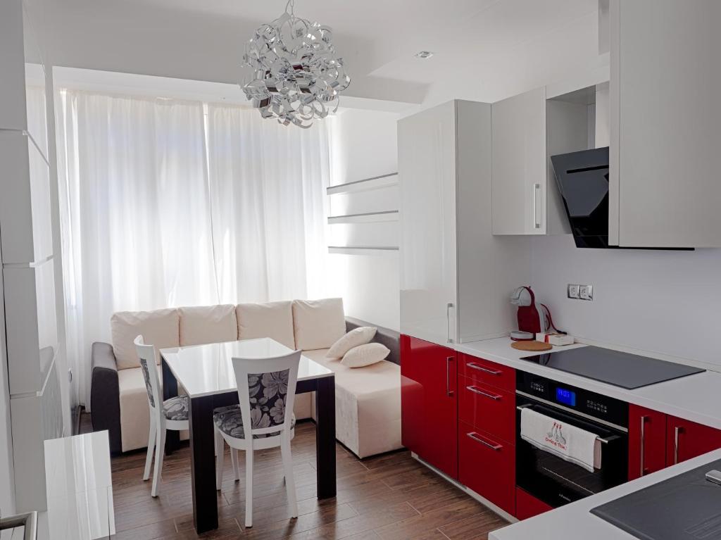 eine Küche und ein Wohnzimmer mit einem Tisch und einem Sofa in der Unterkunft TOP CENTER LUXURY Apartment in Gabrowo