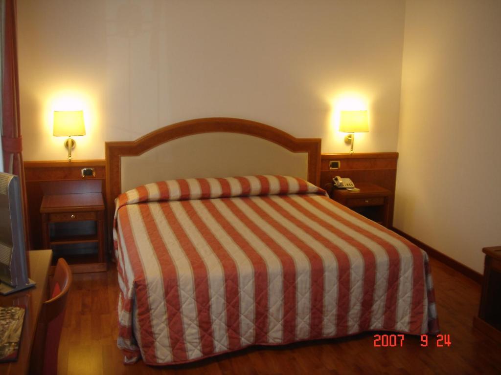 Postel nebo postele na pokoji v ubytování Albergo Corona