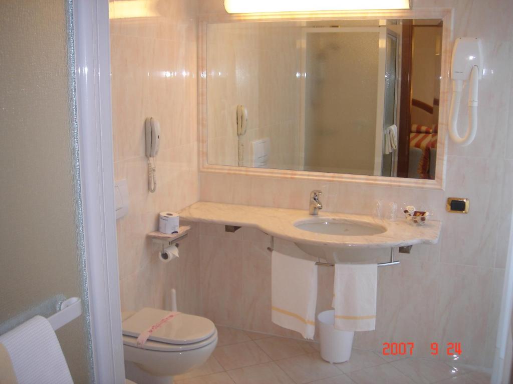 Koupelna v ubytování Albergo Corona