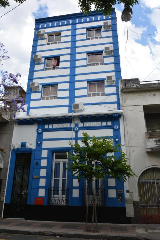 un edificio azul con un hombre mirando por una ventana en Hotel ATEPSA en Buenos Aires