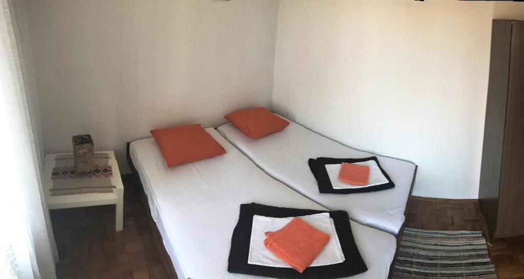 Posteľ alebo postele v izbe v ubytovaní Apartmani Dvojak Njivice