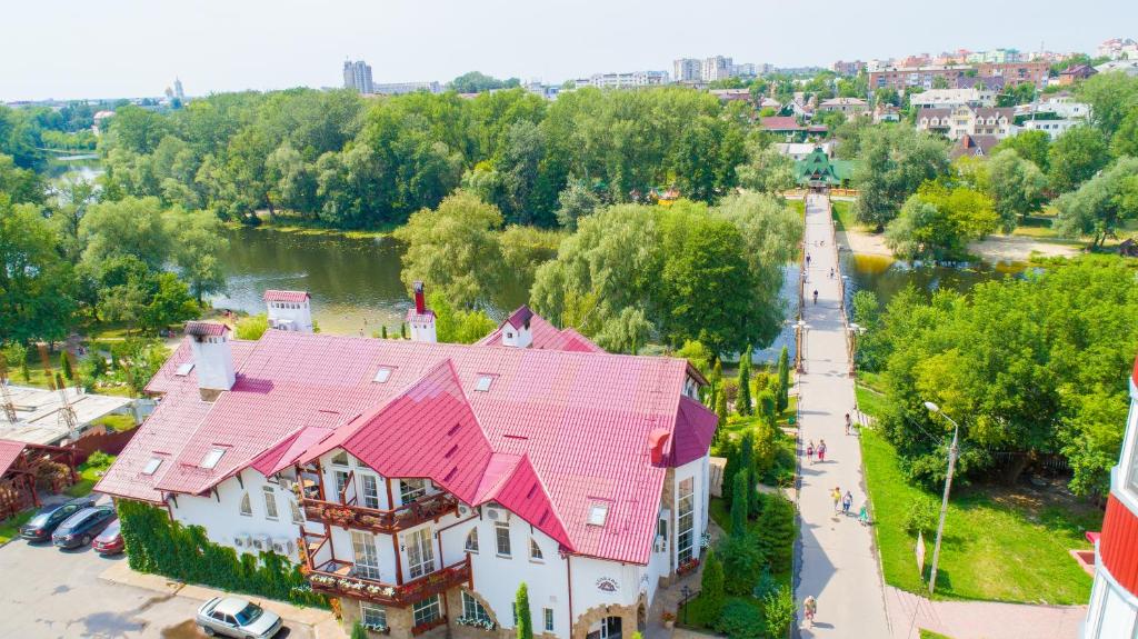 una vista aérea de un edificio con techo rojo en Zdybanka en Sumy