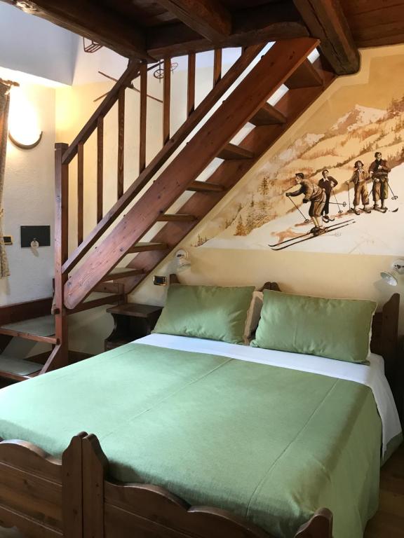 sypialnia z łóżkiem i obrazem na ścianie w obiekcie Chalet Chez Nous w mieście Sauze dʼOulx