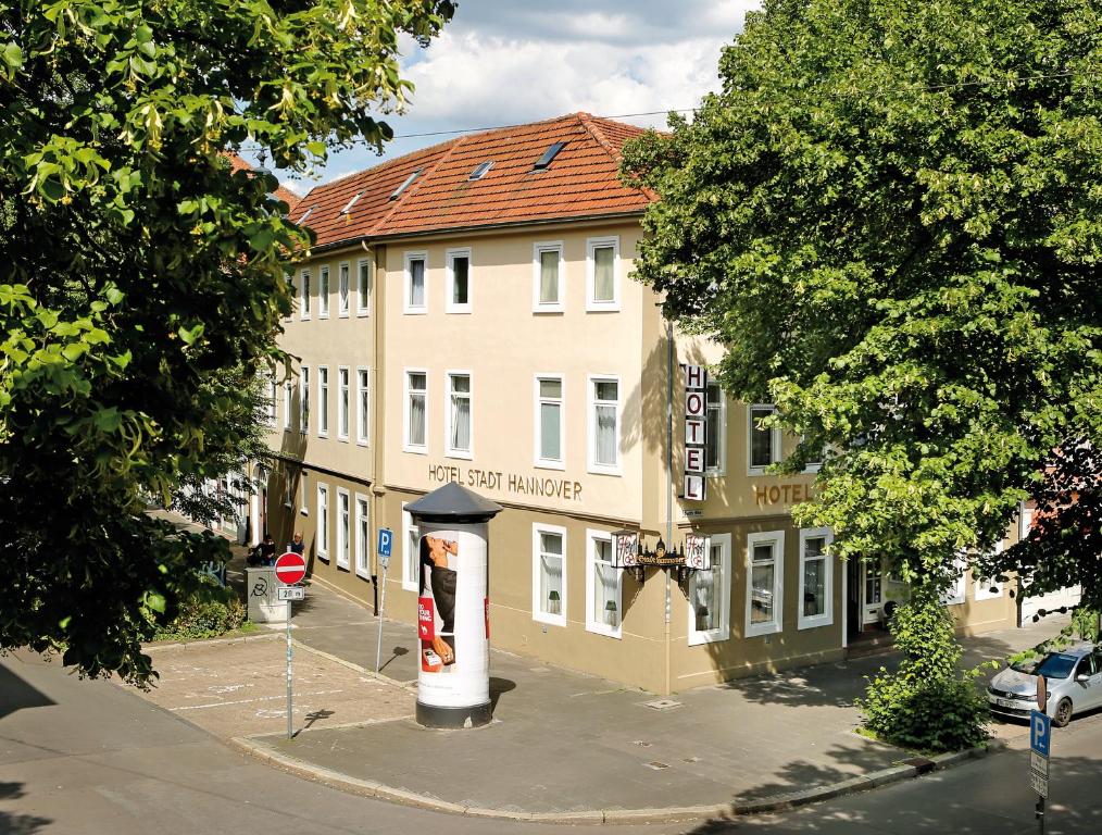 ein Gebäude mit einer Bushaltestelle davor in der Unterkunft Hotel Stadt Hannover in Göttingen