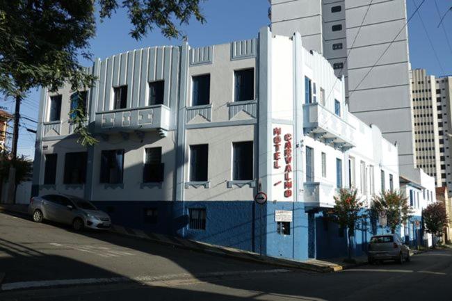 un edificio blanco al lado de una calle en Hotel Carvalho, en Bragança Paulista