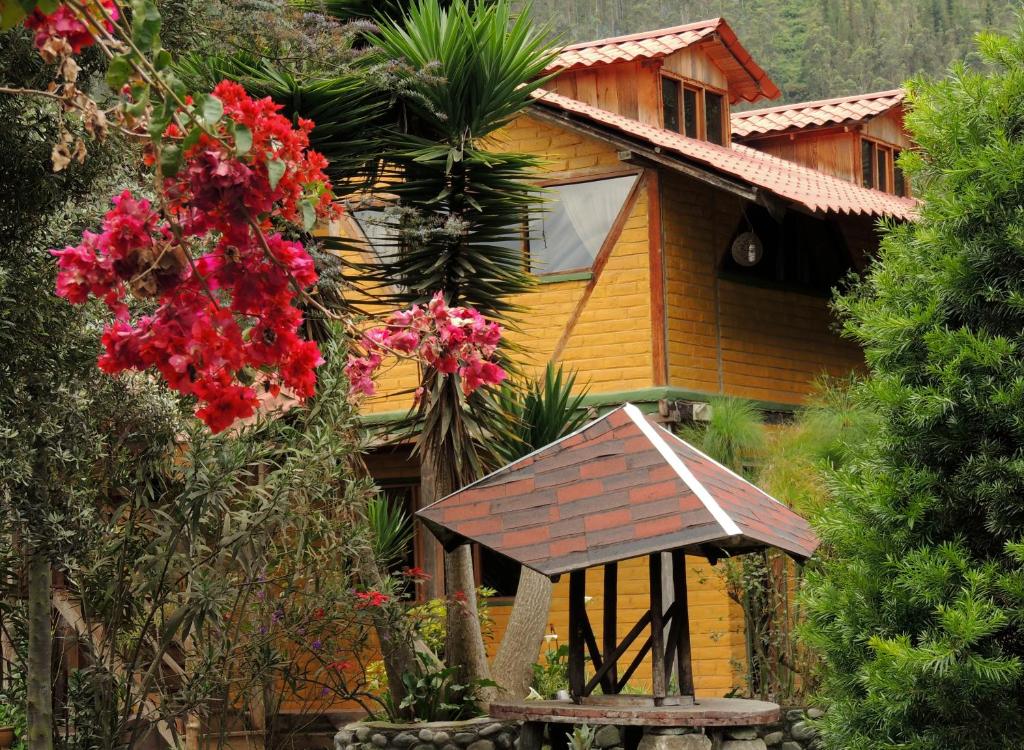 ein Haus mit einem kleinen Dach und Blumen davor in der Unterkunft La Casta in Patate