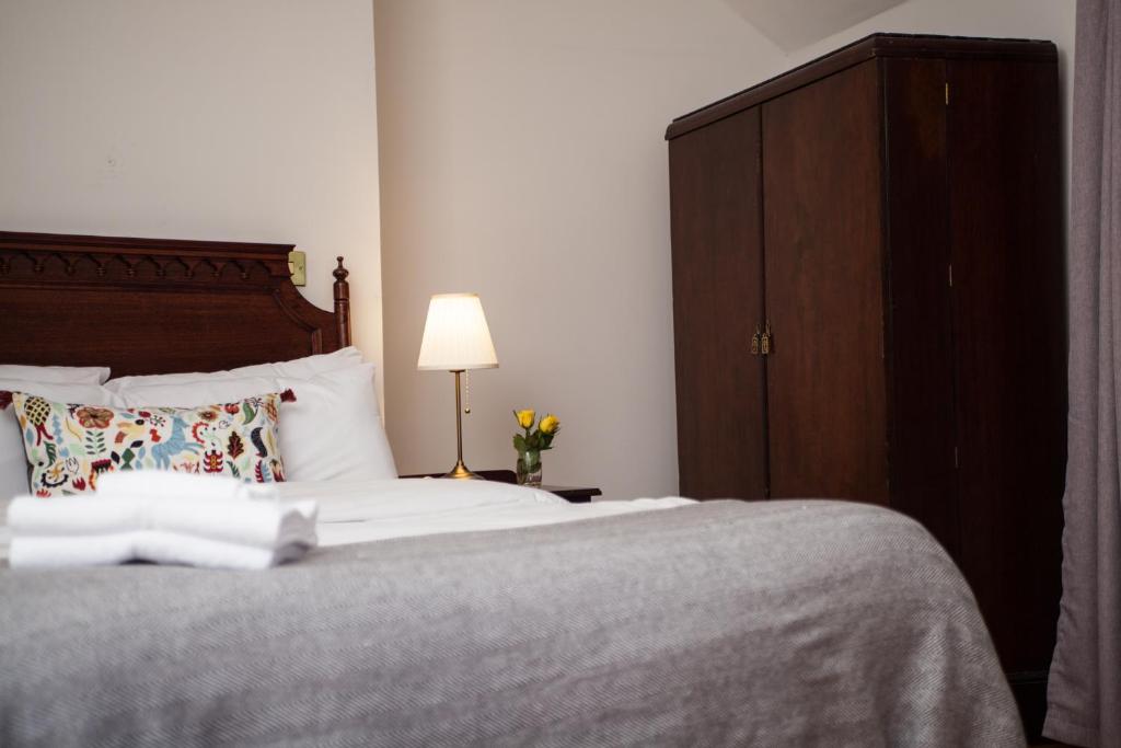 Postel nebo postele na pokoji v ubytování The Historical Harcourt Suites