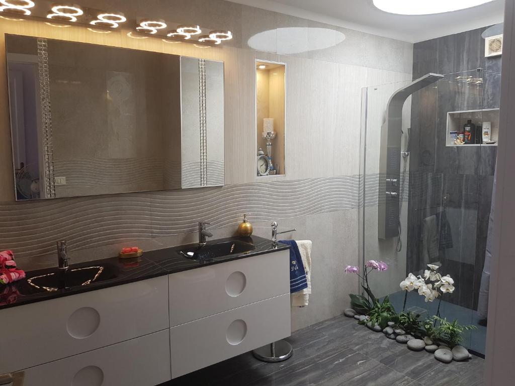 A bathroom at Villa Ola, Golf del Sur