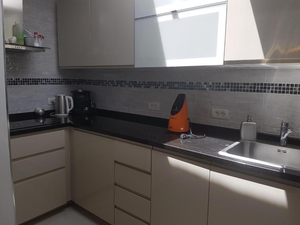 A kitchen or kitchenette at Villa Ola, Golf del Sur