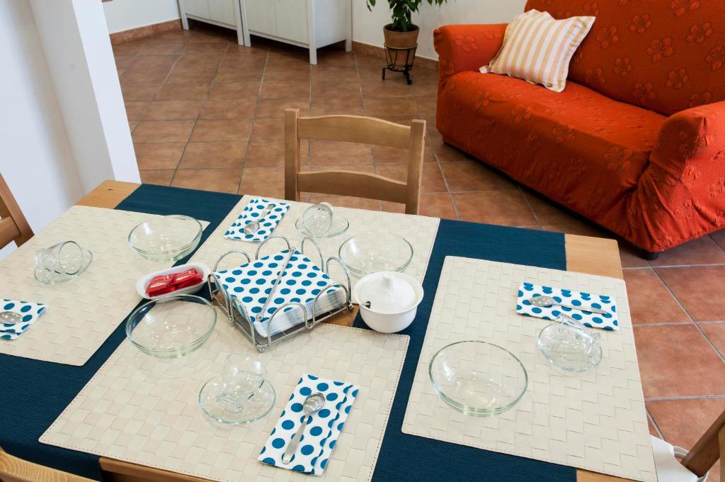 SolarinoにあるNinettaのテーブル(皿、グラス付)
