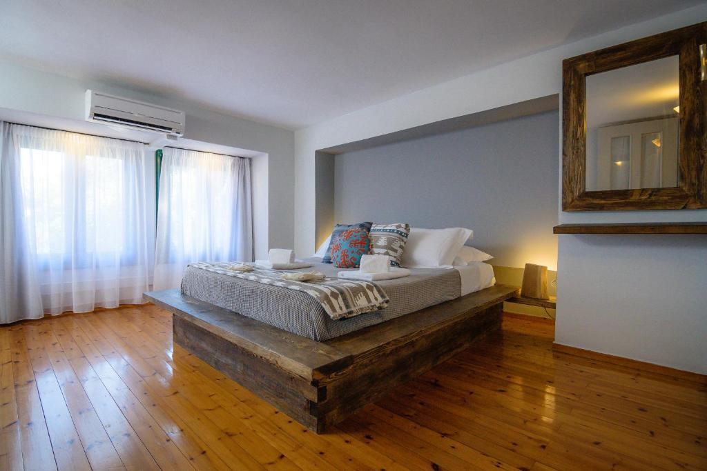 Posteľ alebo postele v izbe v ubytovaní Cozy Residences in the center of Volissos Village - Lydia Lithos-