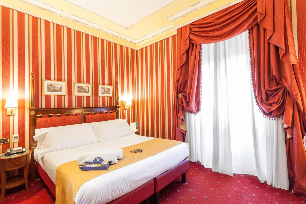 Postel nebo postele na pokoji v ubytování Hotel Manfredi Suite In Rome