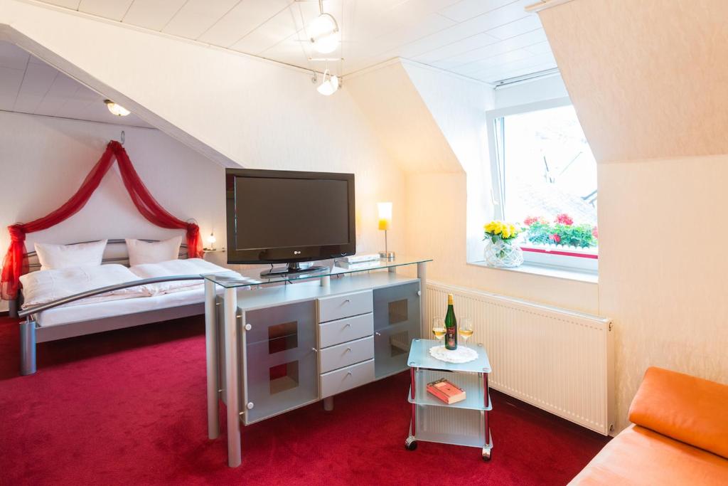 TV a/nebo společenská místnost v ubytování Moselromantik-Hotel zum Löwen