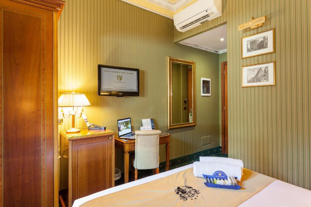 Postel nebo postele na pokoji v ubytování Hotel Manfredi Suite In Rome