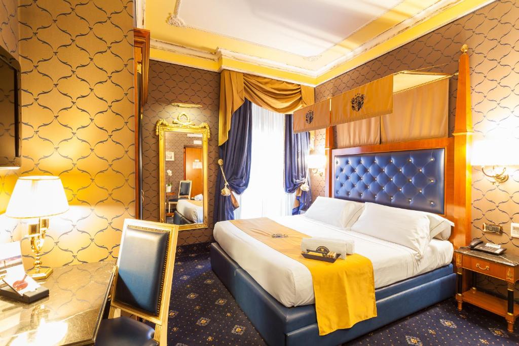 羅馬的住宿－羅馬曼弗雷迪套房酒店，配有一张床和一张书桌的酒店客房