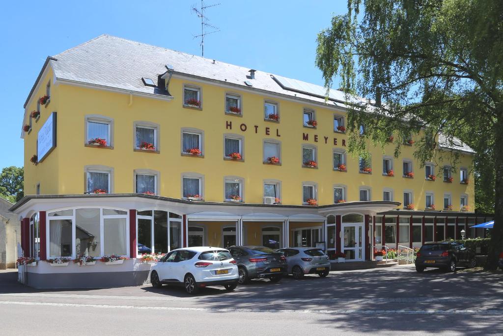 a hotel with cars parked in front of it at Hotel Meyer in Beaufort