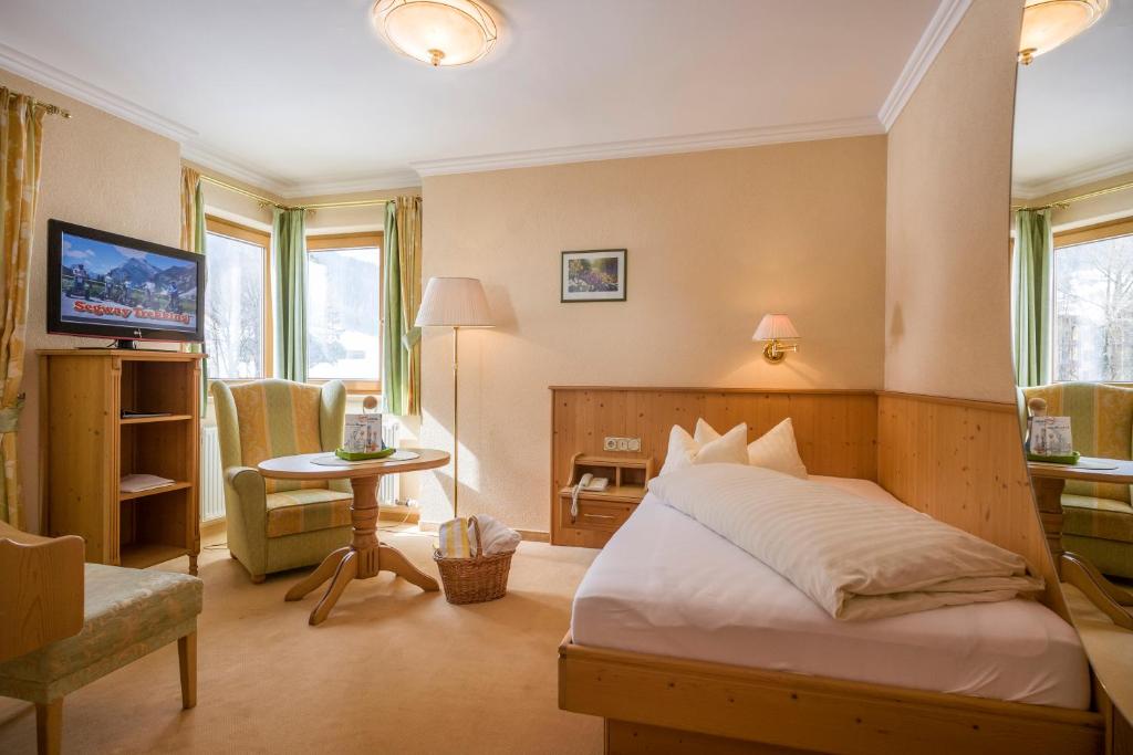 Een TV en/of entertainmentcenter bij Hotel Post am See
