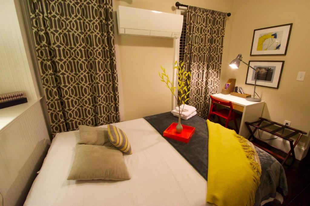 1 dormitorio con 1 cama con 2 almohadas en Beautiful 3BR 3BA Duplex parking Best Location Boston en Boston