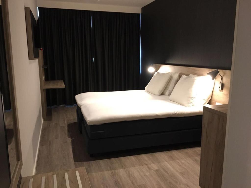 Een bed of bedden in een kamer bij Joy Hotel