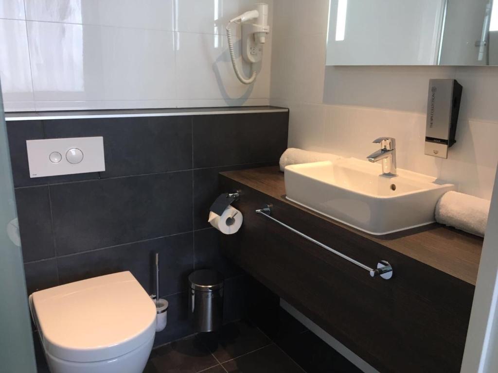 Een badkamer bij Joy Hotel