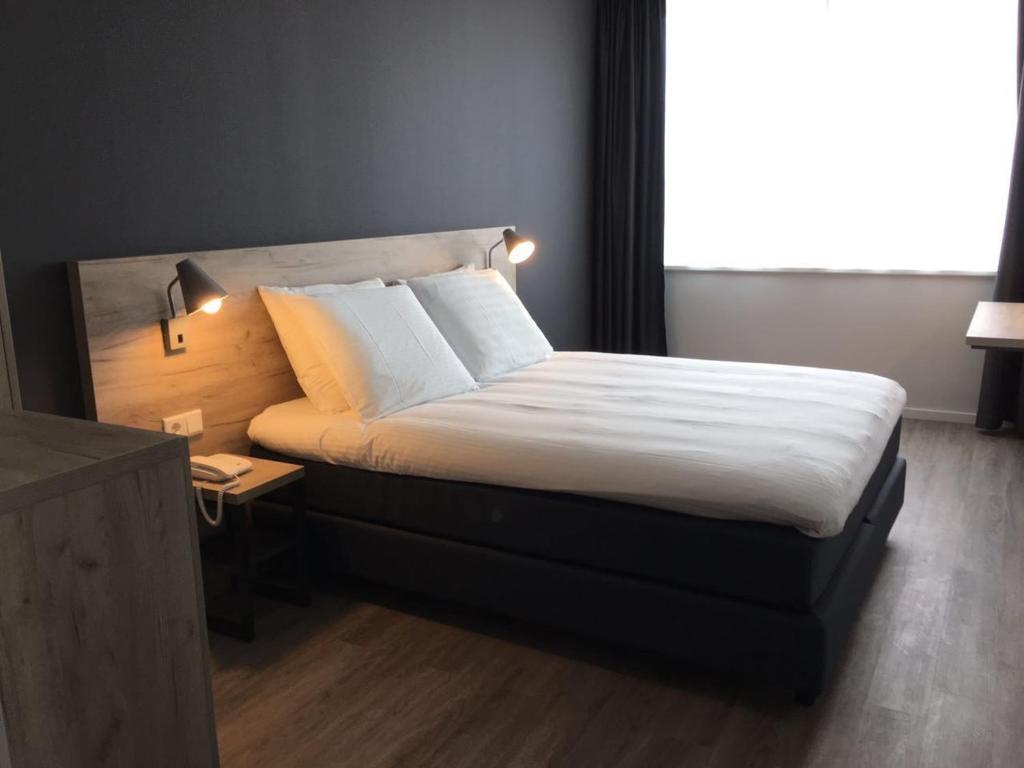 Een bed of bedden in een kamer bij Joy Hotel