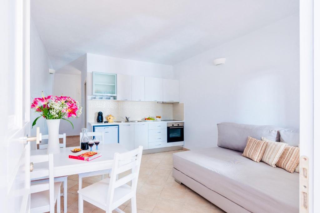Una cocina o cocineta en Katharos Pool Villas